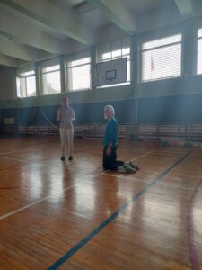 Kadar mora izvajalec terapije dlje časa klečati, si lahko pod kolena namesti vrečke. 